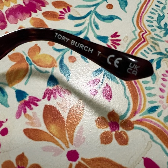 Tory Burch Tortoise Shell Sunglasses with Original Case - Picture 5 of 6